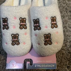 Women’s Aeropostale White Slippers with Bears size 9/10 NWT